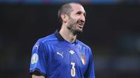 Bek Italia, Giorgio Chiellini, tampak kecewa usai gawangnya kebobolan oleh Spanyol pada laga semifinal Piala Eropa di Stadion Wembley, Rabu (7/6/2021). (Foto:AP/Pool,Laurence Griffiths)