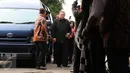Presiden RI ke 6, Susilo Bambang Yudhoyono beserta keluarga saat tiba di rumah duka Mike Mohede di kawasan Tangerang Selatan, Banten, Senin (01/08). SBY belasungkawa atas meninggalnya Mike Mohede.(Liputan6.com/ Herman Zakharia) 