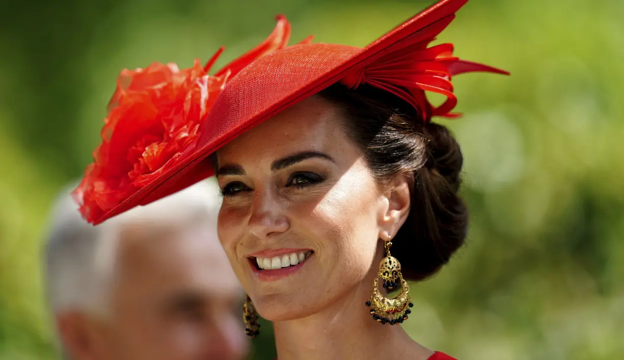 <p>Putri Wales dari Inggris, Kate Middleton tersenyum saat menghadiri hari keempat pertemuan pacuan kuda Royal Ascot, di Arena Balap Ascot di Ascot, Inggris, Jumat, 23 Juni 2023. (David Davies/PA via AP)</p>