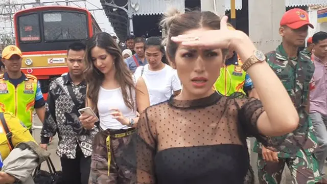 7 Potret Nia Ramadhani dan Jessica Iskandar Naik KRL, Jadi Sorotan