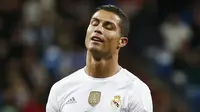 Ekspresi kekecewaan Cristiano Ronaldo setelah gagal mencetak gol ke gawang Barcelona pada laga El Clasico, Miggu (22/11/2015) dini hari WIB. (Reuters/Juan Medina)