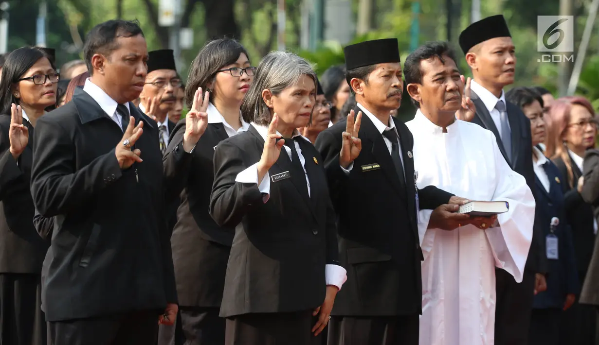 Pengambilan sumpah jabatan pejabat fungsional beragama Nasrani di halaman Balai Kota DKI Jakarta, Senin (4/6). Anies Baswedan berharap pejabat yang baru dilantik bisa menjalankan tugas dan tanggung jawabnya dengan baik. (Liputan6.com/Arya Manggala)
