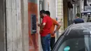 Orang-orang yang mengenakan masker menarik uang di sebuah mesin ATM di Tunis, Tunisia, pada 5 Oktober 2020. Perdana Menteri Tunisia Hichem Mechichi pada 3 Oktober mengumumkan serangkaian langkah untuk membatasi penyebaran cepat COVID-19 di negara tersebut. (Xinhua/Adel Ezzine)