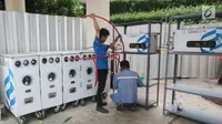 Petugas memasang instalasi Gaslink PGN di Gedung Kementerian BUMN, Jakarta, Senin (9/10). Gaslink merupakan inovasi PGN memperluas pemanfaatan gas bumi ke masyarakat, salah satunya melalui pendistribusian gas tanpa melalui pipa (Liputan6.com/Angga Yuniar)