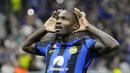 Pemain Inter Milan, Marcus Thuram, melakukan selebrasi setelah mencetak gol ke gawang Benfica pada laga Liga Champions di Stadion Giuseppe Meazza, Rabu (4/10/2023). Thuram menjadi pembeda berkat gol semata wayangnya di laga tersebut. (AP Photo/Luca Bruno)