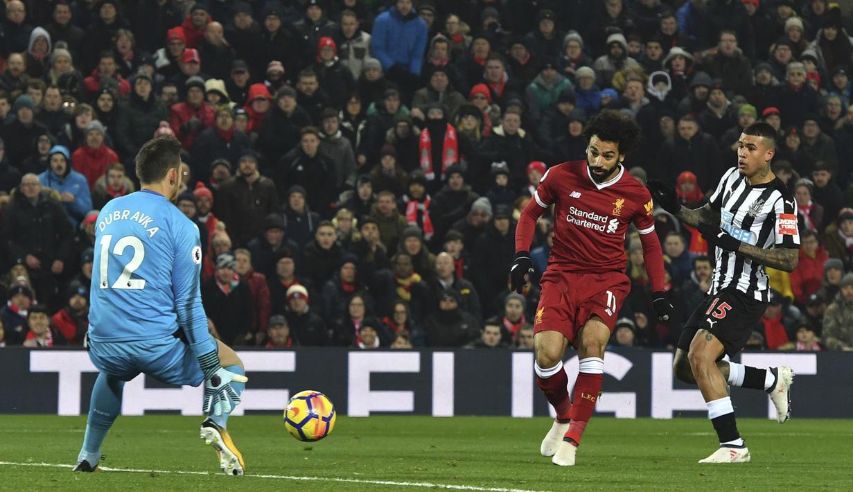 Aksi Mohamed Salah saat mebobol gawang Newcastle pada lanjutan Premier League di Anfield, Liverpool, (3/3/2018). Liverpool menang 2-0. (Anthony Devlin/PA via AP)