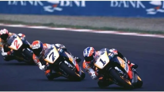 Sebelum nama Valentino Rossi dan Jorge Lorenzo, nama-nama berikut ini telat mencatatkan sejarah pada perhelatan balap motor MotoGP. 