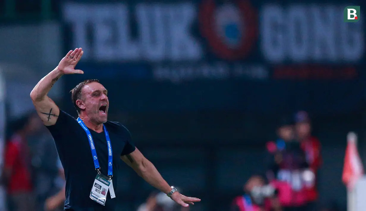 <p>Ekspresi pelatih&nbsp;Persija Jakarta, Thomas Doll, dalam pertandingan pekan ketujuh BRI Liga 1 2023/2024 melawan Borneo FC yang berlangsung di Stadion Patriot Candrabhaga, Bekasi, Rabu (9/8/2023). (Bola.com/Bagaskara Lazuardi)</p>