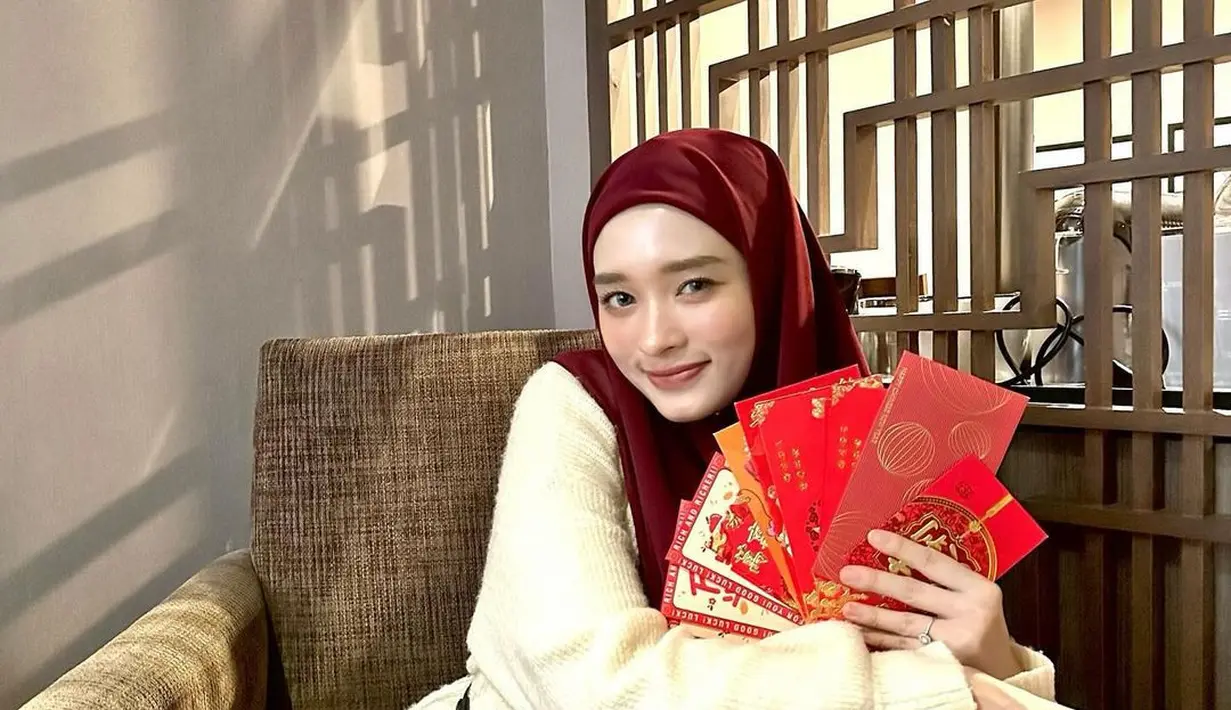 Di kesempatan ini, ibu 3 anak itu tampil memukau mengenakan sweater warna ivory yang dipadukan dengan rok satin dan hijab warna merah. Penampilannya kian stylish dengan aksesori belt yang dikenakan di atas sweaternya. [@mommy_starla]