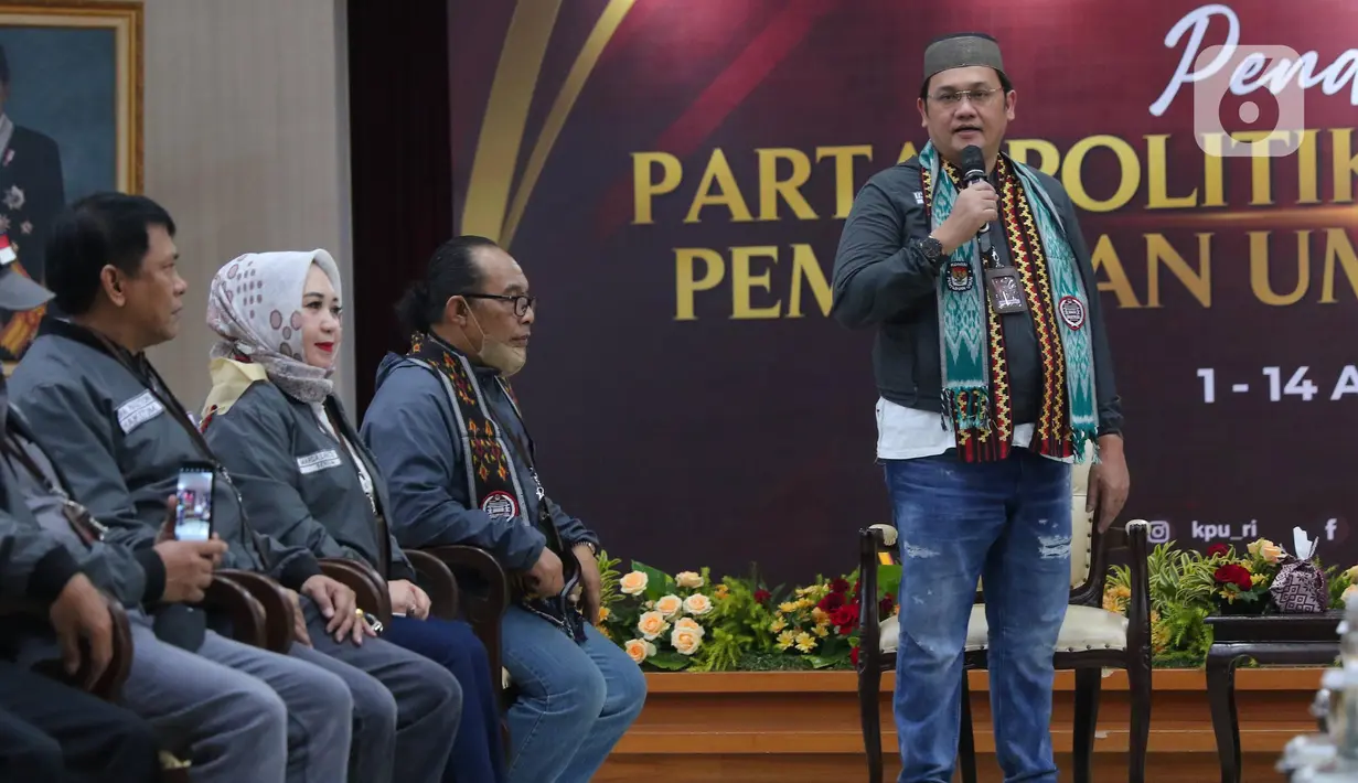 Ketua Umum Partai Negeri Daulat Indonesia (Pandai) Farhat Abbas memberikan keterangan saat mendaftarkan partai politiknya di Gedung Komisi Pemilihan Umum Republik Indonesia, Jakarta, Senin (1/8/2022). Pendaftaran calon partai politik (parpol) peserta Pemilu dimulai tanggal 1 hingga 14 Agustus 2022. (Liputan6.com/Angga Yuniar)