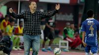 Pelatih Persib Bandung, Dejan Antonic dalam laga Persib kontra Bali United pada turnamen Bali Island Cup 2016 di Stadion I Wayan Dipta, Gianyar, Minggu (21/2/2016). (Bola.com/Peksi Cahyo)