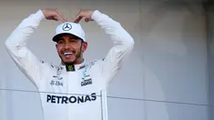 Pembalap F1 dari tim Mercedes Lewis Hamilton dari Inggris berpose di atas podium usai memenangkan GP F1 Jepang di Sirkuit Suzuka, Jepang, (8/10). Dengan kemenangan ini, Hamilton menjauh dari Sebastian Vettel di klasemen F1. (AP Photo / Toru Takahashi)