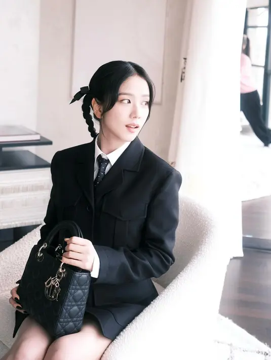 Jisoo semakin menawan dengan rambutnya yang dikepang dua dan pita di masing-masing kepang ala anak sekolah. Namun terlihat sedikit mature dengan curly bang di depan [@sooyaaa__]