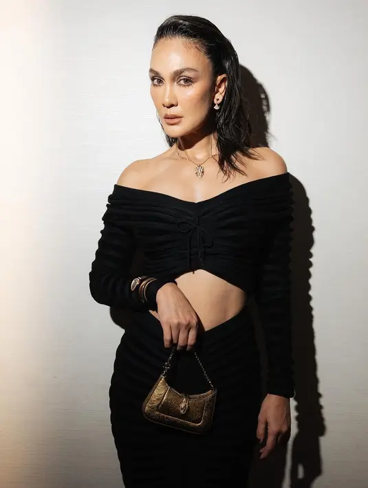 Melengkapi penampilannya, Luna Maya kenakan aksesori keemasan dari Bulgari yang bikin terlihat mahal [@lunamaya]