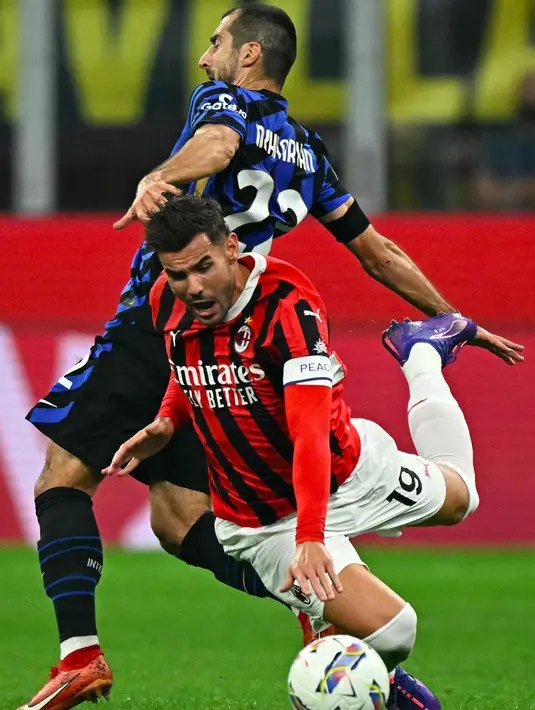 Di babak kedua, laga Inter Milan dan AC Milan berlangsung seimbang. (Gabriel BOUYS/AFP)