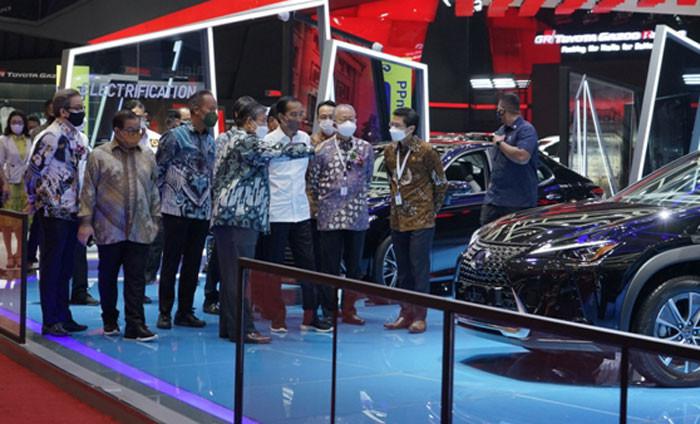 Jokowi menyambangi salah satu booth peserta GIIAS 2021 (Seven Event)