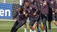 Pemain depan timnas Jerman Serge Gnabry (kiri) dan Thilo Kehrer mengambil bagian dalam sesi latihan di Kampus DFB (Asosiasi Sepak Bola Jerman) di Frankfurt, Kamis (22/9/2022). Jerman bakal adu kekuatan dengan Hongaria dalam lanjutan laga Grup C UEFA Nations League 2022 di Stadion Olimpiade Berlin, Sabtu (24/9) dini hari WIB. (Photo by ANDRE PAIN / AFP)