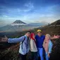 Ridwan Kamil bersama istri dan kedua anaknya mendaki kawah Ijen di Banyuwangi, Jawa Timur (Dok.Instagram/@ridwankamil/https://www.instagram.com/p/B6m3AVlgiC8/Komarudin)