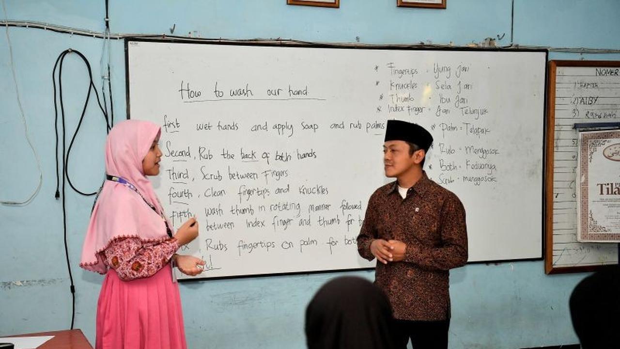 Wamendikdasmen Fajar Riza Ul Haq Tinjau Kelas Persiapan OSN Matematika di SD Lamongan, Dorong Integrasi Teknologi