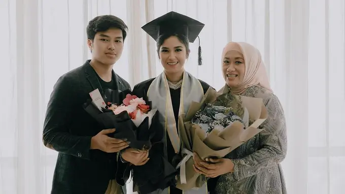 6 Potret Gaya Ochi Rosdiana Wisuda S1, Tampil Cantik Berkebaya Abu-abu
