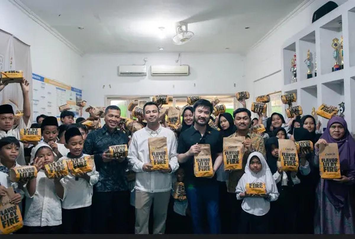 Raffi Ahmad dan Rudy Salim Bagikan Burger Gratis untuk Anak Yatim, Sudah jadi Kegiatan Rutin