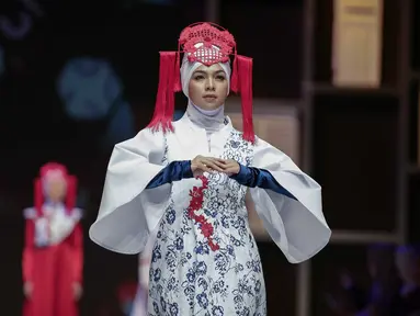 Model mengenakan busana rancangan desainer Ina Priyono saat tampil dalam Muslim Fashion Festival 2018 di Jakarta, Jumat (20/4). Ina Priyono menampilkan rancanganya dengan tema 'Beautiful Niujie'. (Liputan6.com/Faizal Fanani)