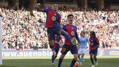 Pemain Barcelona, Raphinha (kiri) melakukan selebrasi setelah mencetak gol ke gawang Celta Vigo dalam laga lanjutan Liga Spanyol 2024/2025 di Estadi Olimpic Lluis Companys, Barcelona, Spanyol, Sabtu (19/04/2025). (AP Photo/Joan Monfort)