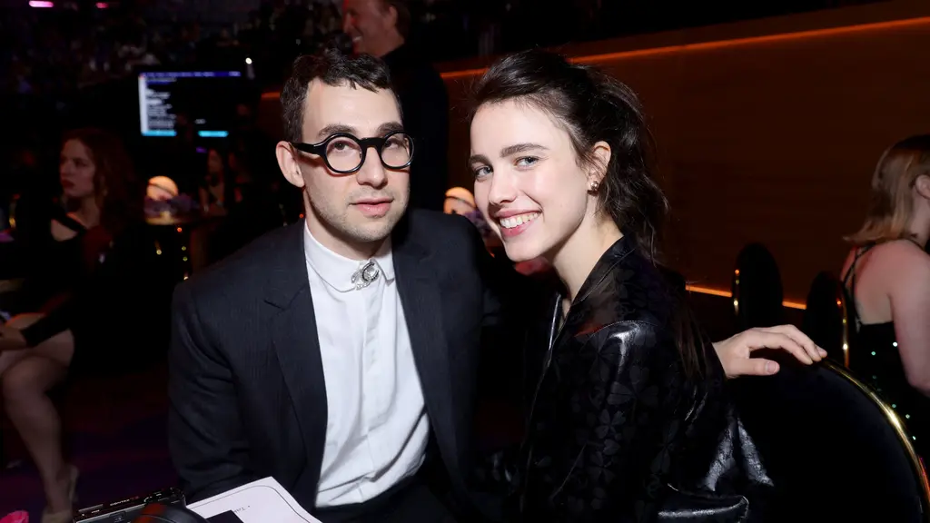Jack Antonoff dan Margaret Qualley pada 2022. (Emma McIntyre / GETTY IMAGES NORTH AMERICA / Getty Images via AFP)