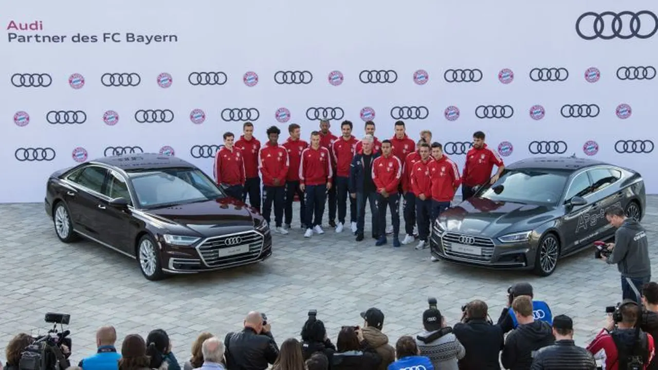Para pemain Bayern Munchen dapat mobil dari Audi.