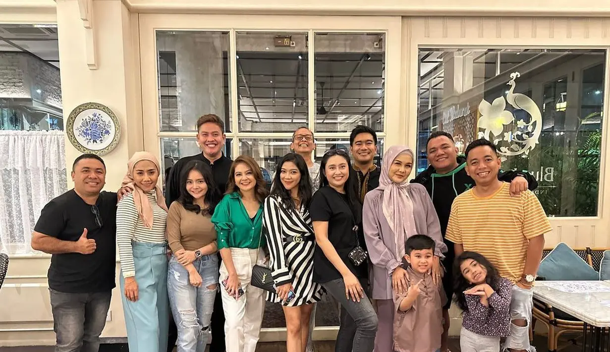 Potret kebahagiaan begitu terlihat dari buka bersama sekaligus reuni ini. Terlihat hadir diantaranya Veri AFI, Mawar AFI, Tiwi eks T2, Abi Ismail alias Smile AFI, Anjar, Arjuna, hingga Mega AFI 2006. [Instagram/aritulang_official]