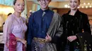 Kali ini, Enzy tampil dalam balutan outer kebaya coat warna hitam yang terinspirasi dari kebaya itu sendiri. [@enzystoria].