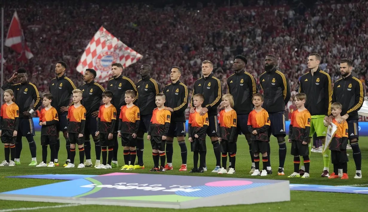 Para pemain starting XI Real Madrid berbaris sebelum dimulainya laga leg pertama semifinal Liga Champions 2023/2024 menghadapi Bayern Munchen di Allianz Arena, Munich, Selasa (30/4/2024). (AP Photo/Matthias Schrader)