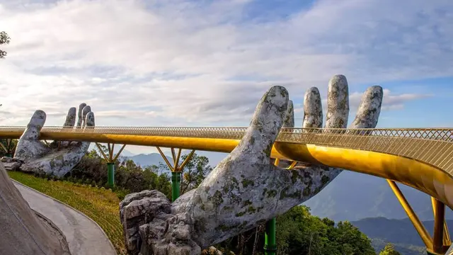7 Foto Megahnya Jembatan Emas, Tempat Wisata Terbaru di Vietnam
