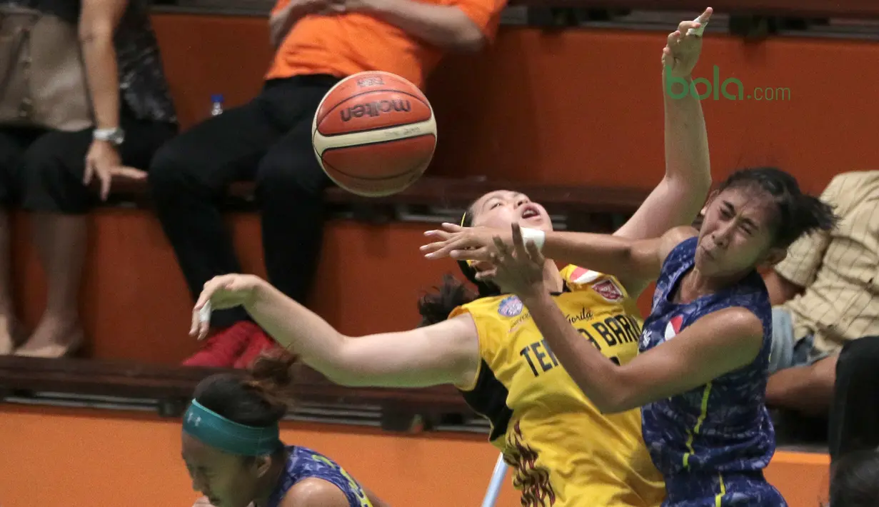 Pemain Tenaga Baru Pontianak, Priscilla Karen (tengah) gagal melewati adangan pemain Merpati Bali pada laga Srikandi Cup 2018 di GOR Lokasari, Jakarta, Rabu (21/3/2018). Merpati Bali menang 61-37. (Bola.com/Nick Hanoatubun)