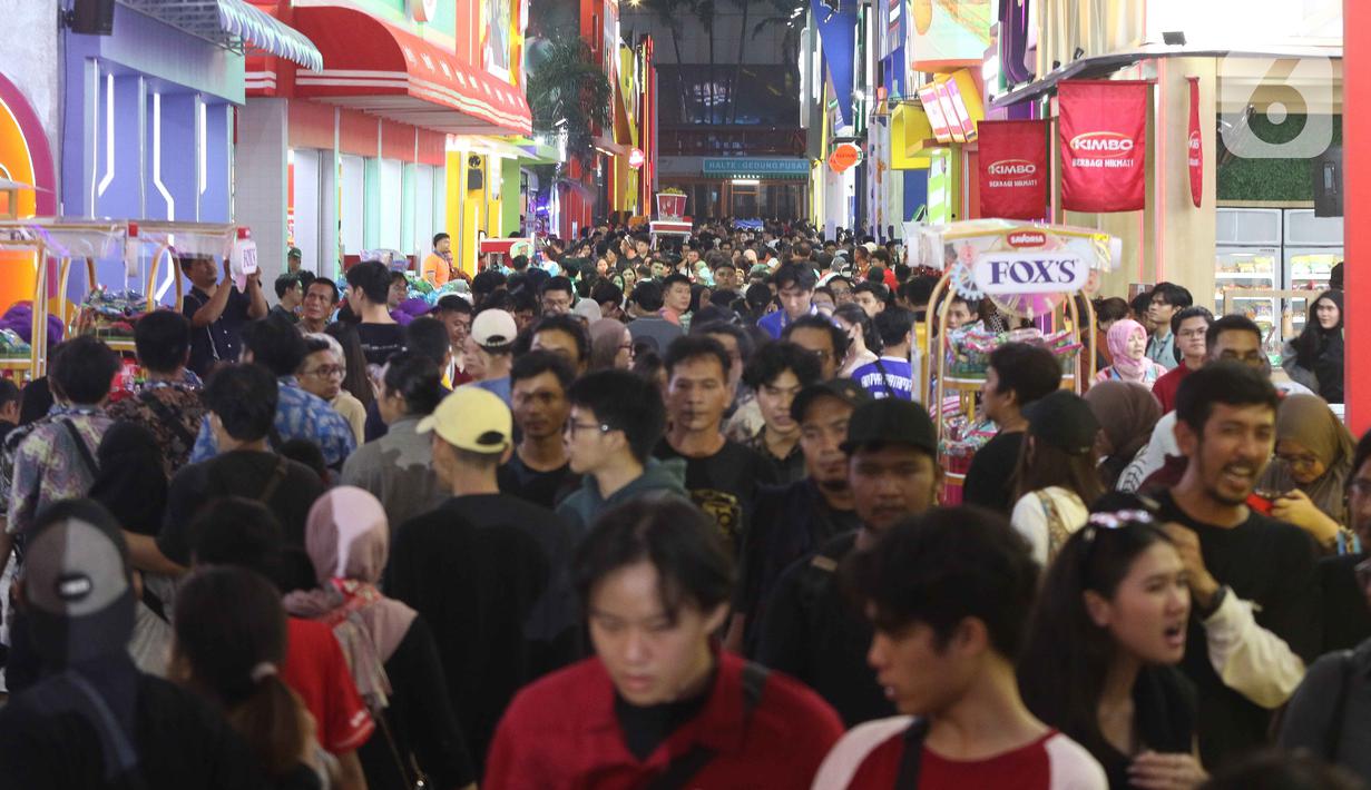 Pengunjung terlihat memadati hari pertama Jakarta Fair 2024 yang digelar di JIExpo Kemayoran, Jakarta, Rabu (12/6/2024). (Liputan6.com/Herman Zakharia)
