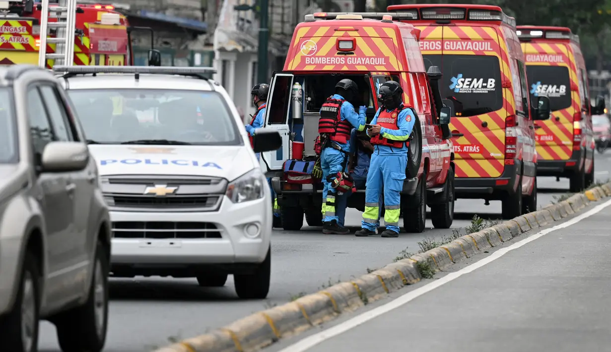 Siaran langsung terus berlanjut tanpa gangguan, meski lampu di sekitar lokasi syuting padam. (MARCOS PIN / AFP)