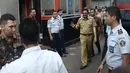 Wakil Gubernur (Wagub) DKI Djarot Saiful Hidayat meninggalkan Rutan Cipinang, Jakarta, Selasa (9/5). Djarot menemui Gubernur DKI Basuki Tjahaja Purnama (Ahok) yang langsung ditahan usai divonis 2 tahun penjara atas kasus penodaan agama. (GOH CHAI HIN/AFP)