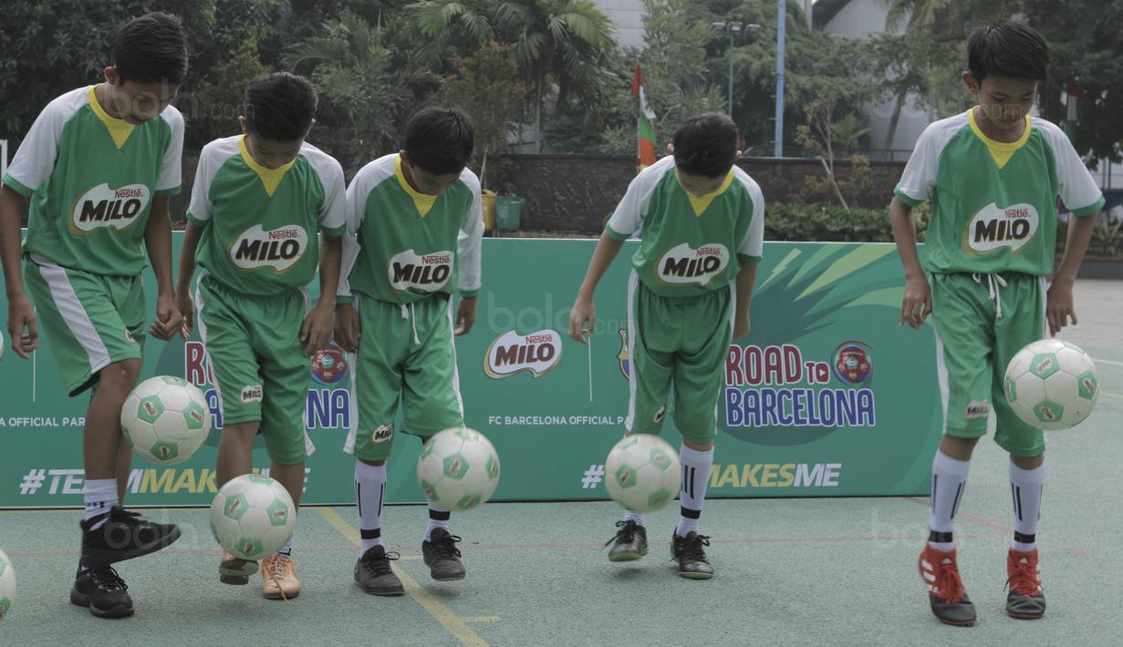 Pesepak bola muda melakukan juggling saat pelepasan oleh Menpora, Imam Nahrawi di kantor Kemenpora, Jakarta, Senin (14/8/2017). Menpora melepas 10 siswa SD untuk berlatih ke Barcelona. (Bola.com/M Iqbal Ichsan)