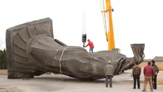 Pekerja mengangkut patung raksasa kaisar pertama China, Qin Shi Huang, yang tergeletak di lantai area wisata terkenal di Provinsi Shandong, 7 April 2018. Angin kencang merobohkan patung replika dari perunggu setinggi 19 meter itu. (AFP PHOTO/China OUT)