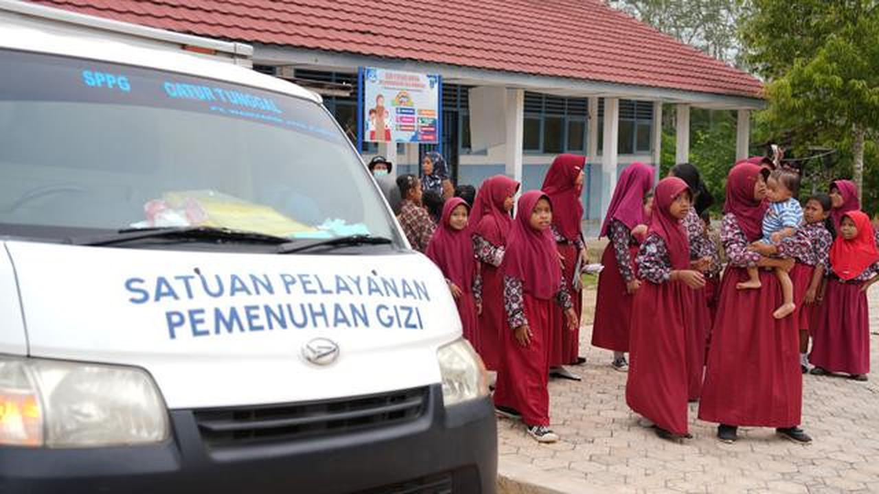 Menyusuri Lumpur di Pedalaman Sumsel, Kelelahan Sopir MBG Terbayar dengan Senyuman Anak-Anak