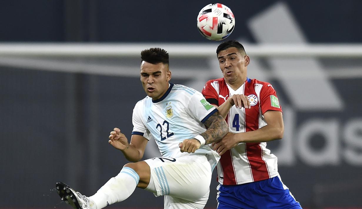 Penyerang Argentina, Lautaro Martinez, berebut bola dengan bek Paraguay, Fabian Balbuena, pada laga kualifikasi Piala Dunia 2022 zona CONMEBOl di Stadion La Bombanera, Jumat (13/11/2020) pagi WIB. Argentina imbang 1-1 oleh Paraguay. (Marcelo Endelli, Pool via AP)