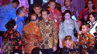 Presiden Joko Widodo (tengah) saat menghadiri Ulang Tahun Megawati Soekarno Putri di Taman Ismail Marzuki, Jakarta, Senin (23/1). HUT Megawati dirayakan dengan menonton pementasan teater. (Liputan6.com/Angga Yuniar)