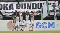 Pemain PS TNI, Manahati Lestusen, tanpa ekpresi usai jebol gawang Persebaya pada laga perdana penyisihan Grup C Piala Presiden 2018 melawan Persebaya, Kamis (18/1/2018). (Bola.com/Permana Kusumadijaya)