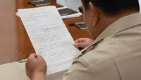 Surat sederhana dari Sorong menghadirkan suasana hangat pertemuan antara Prabowo dan Mendikdasmen Abdul Mu’ti. (Foto: Bakom RI)