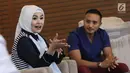 Soraya Larasati bersama suaminya Doni Amaldi saat jumpa pers anak kedua di rumah sakit kawasan Semanggi, Jakarta, Kamis (8/6). Anak kedua Soraya Larasati diberi nama Dzaka Rajendra Ismail Amaldi. (Liputan6.com/Herman Zakharia)