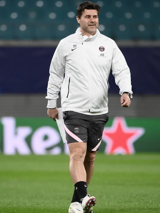 Pelatih PSG, Mauricio Pochettino menyaksikan pemainnya berlatih selama sesi latihan tim di Leipzig, Jerman timur (2/11/2021). Paris Saint-Germain kini memimpin klasemen Grup A dengan tujuh poin dari tiga pertandingan. (AFP/Franck Fife)