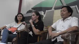 Rieke Diah Pitaloka ditemani Rosa Damayanti (Perhimpunan Jiwa Sehat) dan Jamaludin Relawan Kesehatan saat konferensi pers terkait laporan maraknya pasien gangguan jiwa yang mengamuk, Jakarta, Rabu (11/3/2015).(Liputan6.com/Herman Zakharia)