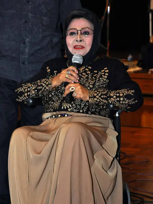 "Akhirnya ibu bisa dahar lagi. Dulu kurus banget. Ibu terapinya dipijit selama satu jam. Nggak ngerasa sakit saat sudah terapis sudah mau makan. Berat badannya sudah mulai naik. Tinggal kakinya," ujar anak Waldjinah. (Adrian Putra/Bintang.com)