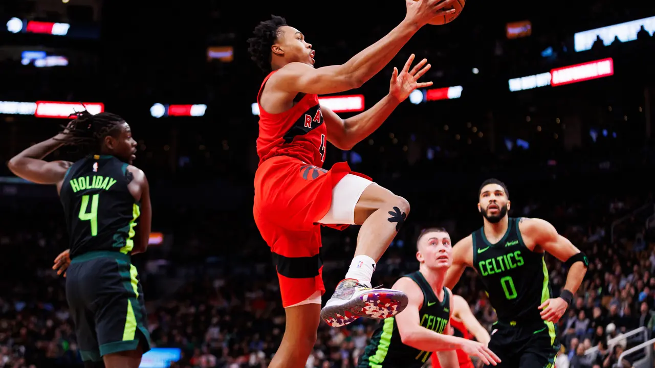 Scottie Barnes memasukkan bola saat Raptors melawan Celtics pada lanjutan NBA