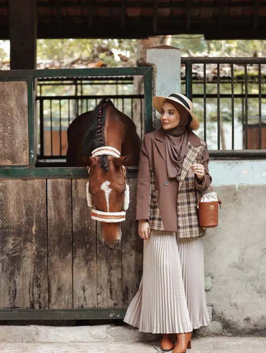 Buat si ‘cewek bumi; gaya Zaskia sungkar yang memadukan patterned blazer dan rok plisket a-line ini bisa jadi pilihan. [@zaskiasungkar15]